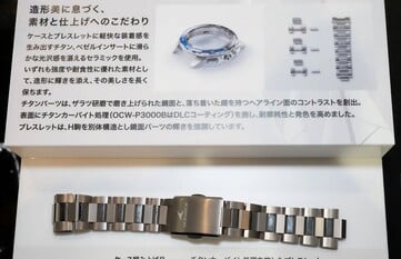 Os componentes da caixa e da pulseira do Casio Oceanus OCW-P3000 são apresentados separadamente, destacando a construção em titânio e o acabamento.