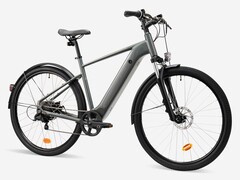 A Decathlon lançou a e-bike Rockrider E-ACTV 100 de quadro alto na Europa. (Fonte da imagem: Decathlon)