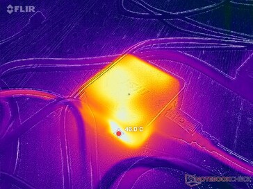 O adaptador CA atinge mais de 46 °C quando está sob carga