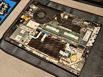 Lenovo ThinkPad T14 Gen 5: Novo design interno com dois slots de RAM (fonte da imagem: Notebookcheck)