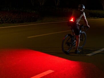 O LED vermelho do Olight Oclip 2 pode ser configurado para o modo intermitente durante um passeio de bicicleta.