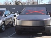 Um Cybertruck da Tesla desfigurado. Polícia do Colorado prende suspeito ligado a múltiplos ataques à loja da Tesla (Fonte da imagem: CBS Colorado)