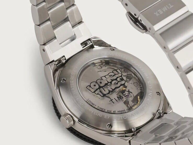 Vista traseira do Timex Looney Tunes x M79 Automatic, mostrando o fundo de caixa de exposição, com o movimento automático visível através da janela transparente e a marca Looney Tunes à sua volta.