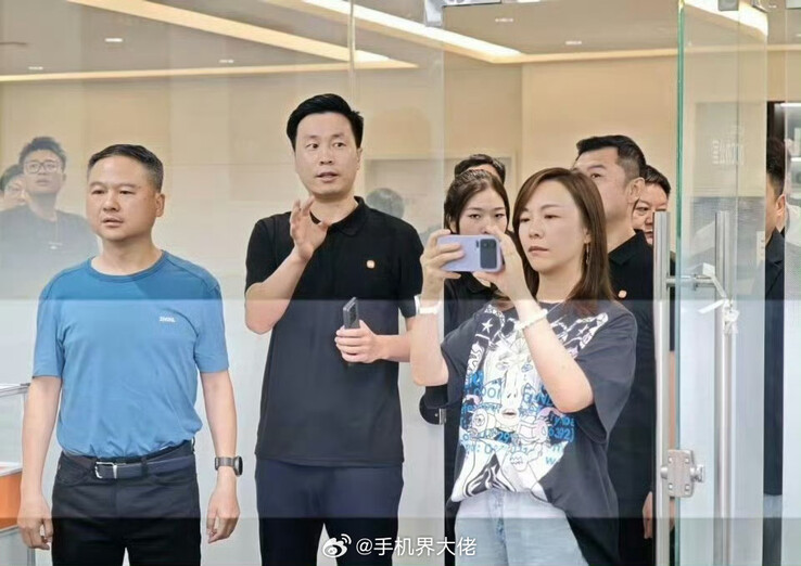 Esta foto de espionagem aparentemente mostra o Xiaomi 16 Pro Max e sua segunda tela na parte traseira