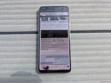 Asus Zenfone 8 Flip outdoors (ligeiramente nublado)