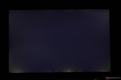 Sangramento moderado e irregular da luz de fundo ao longo do painel inferior