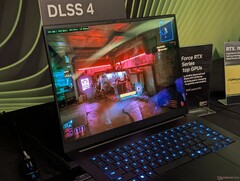 Razer Blade 16 na GDC 2025 executando Cyberpunk 2077 com DLSS 4 ativo (Fonte da imagem: Notebookcheck)