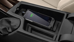 O carregador sem fio da BMW supostamente frita o chip NFC do iPhone 15 Pro. (Fonte da imagem: BMW Canadá)