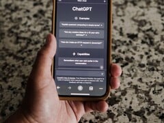 Uma mão segurando um smartphone com a interface do ChatGPT aberta