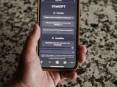 Uma mão segurando um smartphone com a interface do ChatGPT aberta