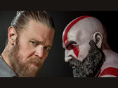 Ryan Hurst e Kratos frente a frente em uma estátua do jogo God of War. (Fonte da imagem: Prime Video via X)
