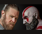 Ryan Hurst e Kratos frente a frente em uma estátua do jogo God of War. (Fonte da imagem: Prime Video via X)