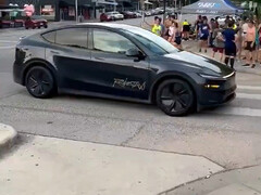 Um robotáxi Tesla sem motorista nas ruas de Austin. (Fonte da imagem: TerrapinTerpene/X)