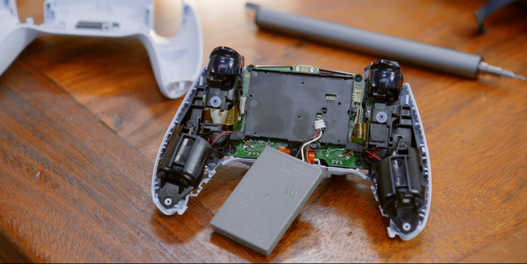 O controlador PS5 DualSense ostenta uma bateria de 1.560 mAh. (Fonte de imagem: Austin Evans no YouTube)