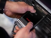 Um SSD empresarial da SanDisk. Os preços do armazenamento flash subiram várias vezes ao longo do último ano.