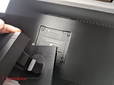 O suporte é fixado na parte traseira do monitor