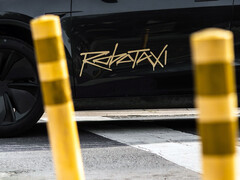 O logotipo da plataforma de carona compartilhada Tesla Robotaxi no novo Model Y. (Fonte da imagem: @artsimage/X)