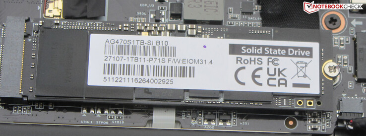 Um SSD PCIe-4 serve como a unidade do sistema.