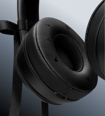 A almofada de orelha embelezada tem símbolos inspirados em Jennie.