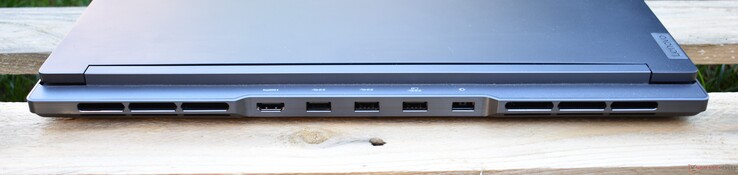 Voltar: HDMI, 3x USB-A, porta de alimentação Slim-tip