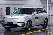 O primeiro robotaxi Xpeng GX produzido em série sai da linha de produção