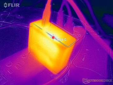 O adaptador AC pode ser tão quente quanto 47 C quando se joga por longos períodos