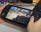 O GPD Win 5 sendo usado com sua bateria de 80 Wh acoplada. (Fonte da imagem: GPD)