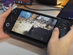 O GPD Win 5 sendo usado com sua bateria de 80 Wh acoplada. (Fonte da imagem: GPD)