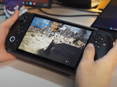 O GPD Win 5 sendo usado com sua bateria de 80 Wh acoplada. (Fonte da imagem: GPD)