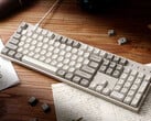 Keychron C2 Pro 8K em uma mesa rodeada de papéis e livros