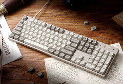 Keychron C2 Pro 8K em uma mesa rodeada de papéis e livros