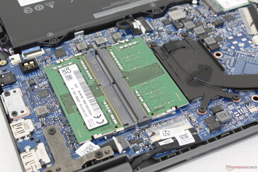 Slots SODIMM 2x acessíveis de até 64 GB. Percebemos apenas um leve ruído eletrônico em nossa unidade de teste