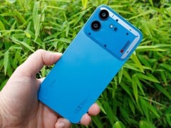 O Nothing Phone (4b) possui um corpo em policarbonato e classificação IP64.