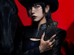 O próximo telefone para jogos contará com uma bateria de 7.000 mAh. Na foto: uma imagem promocional com uma mulher segurando o 11 Air. (Fonte da imagem: RedMagic)