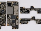 A suposta placa-mãe do iPhone Ultra dobrável; imagem provavelmente editada por IA