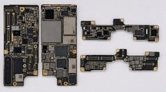 A suposta placa-mãe do iPhone Ultra dobrável; imagem provavelmente editada por IA