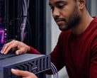 Uma pessoa colocando um rack de servidores Lenovo em seu lugar.