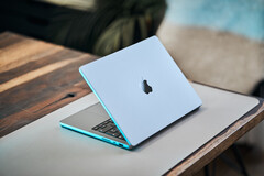 Os MacBook Pros receberão a tecnologia de tela OLED em tandem do iPad Pro já em 2026, permitindo designs mais finos. (Fonte: Notebookcheck)