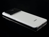 Há rumores de que o Xiaomi 12 Ultra possui a mesma quantidade de câmeras voltadas para trás que seu predecessor, fotografado. (Fonte da imagem: Xingye Jiang)