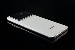 Há rumores de que o Xiaomi 12 Ultra possui a mesma quantidade de câmeras voltadas para trás que seu predecessor, fotografado. (Fonte da imagem: Xingye Jiang)