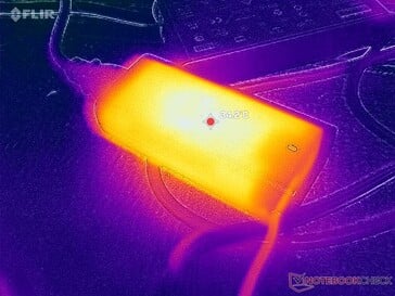O adaptador de CA atinge mais de 34 °C ao operar com cargas exigentes