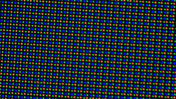 A tela OLED usa uma matriz de subpixel RGGB que consiste em um LED vermelho, um azul e dois verdes.
