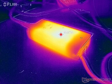 O adaptador CA pode chegar a 40 °C ao executar cargas exigentes