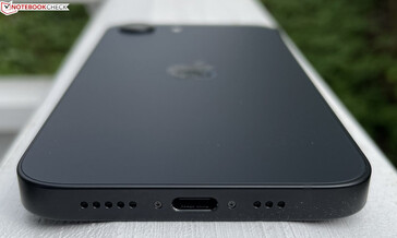 Parte inferior: microfones, USB-C 2.0, alto-falante (fonte da imagem: Manuel Masiero)