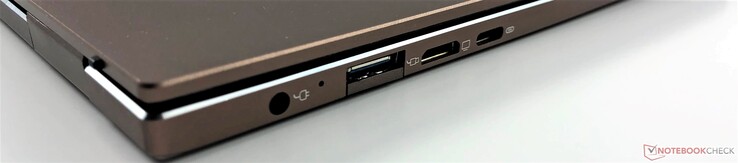 Esquerda: DC in, USB 3.1 Gen 1 (5 Gbps) Tipo A, Mini HDMI, USB 3.1 Gen 1 Tipo C (c/ fornecimento de energia e DisplayPort 1.2)
