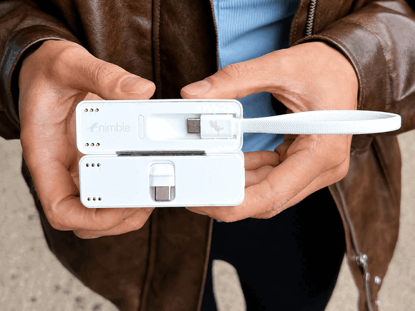 O carregador portátil Sharepower possui um cabo integrado e um conector USB-C dobrável.