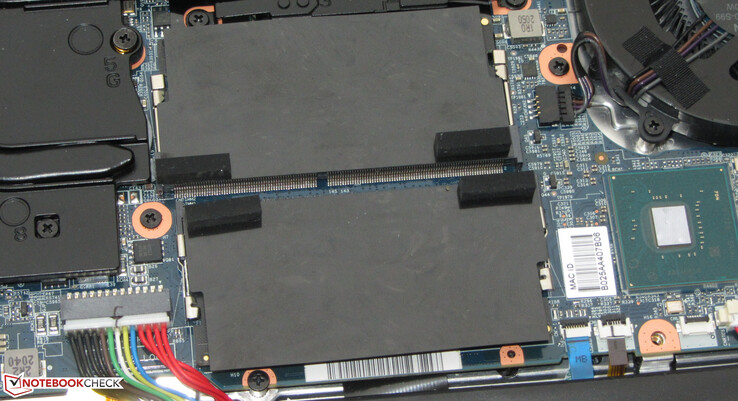 A memória de trabalho (DDR4-3200, 2x 8 GB, máx. 64 GB) funciona em modo de canal duplo.