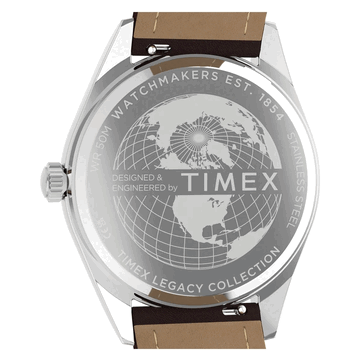 Vista traseira do Timex Legacy Day and Date, mostrando o fundo da caixa em aço inoxidável com uma gravação de um globo, a marca Timex e a pulseira de couro castanho.