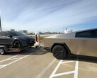 Cybertruck rebocando outro Tesla em um teste de autonomia (imagem: VoyageATX/YT)