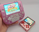 O iPhone 4S modificado (à esquerda) ao lado de um GKD Pixel 2 (à direita). (Fonte da imagem: u/Retr0ddicted via r/SBCGaming)